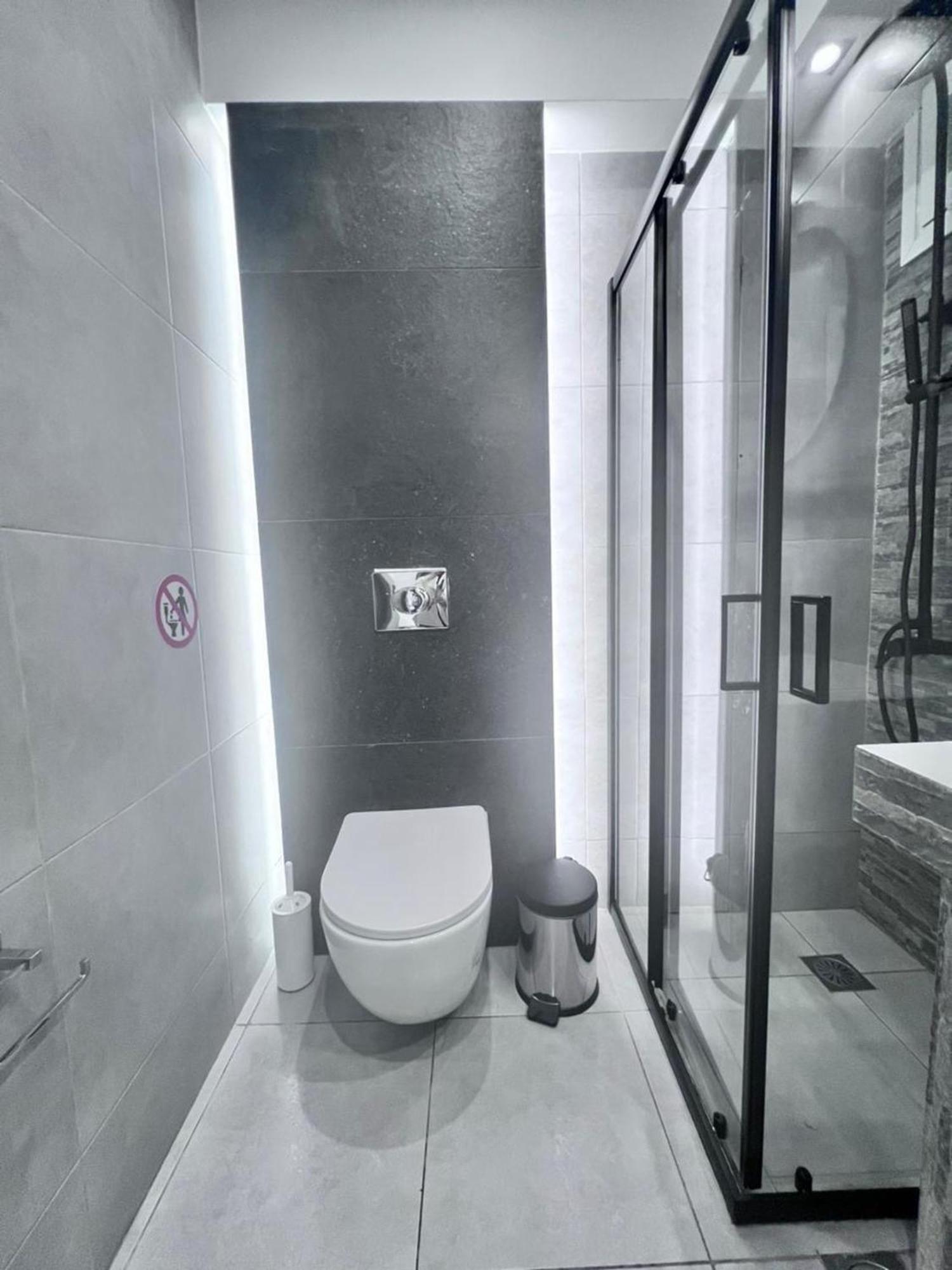 Purple- Lux Studio 2' From Metro Petralona アテネ エクステリア 写真