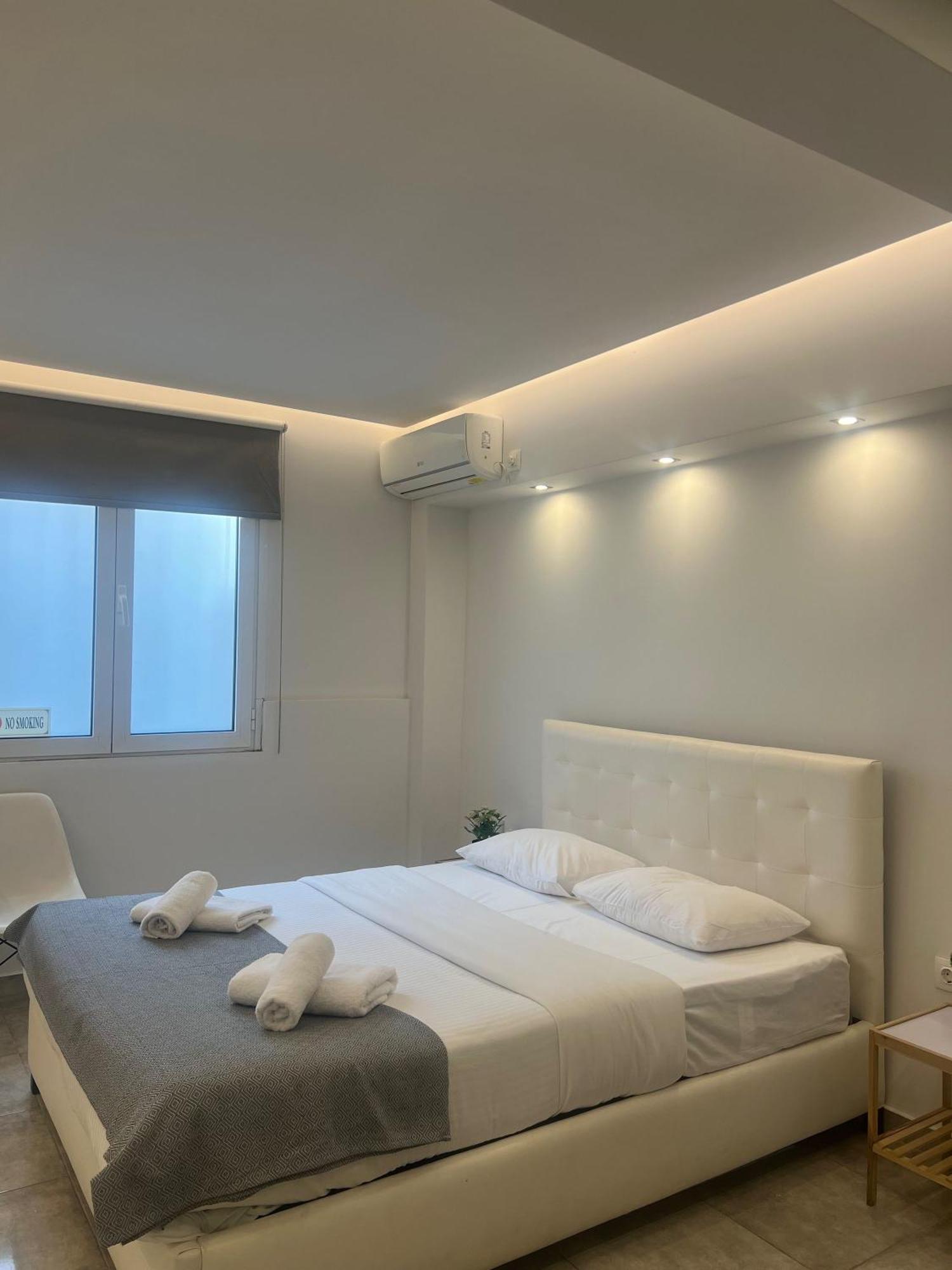 Purple- Lux Studio 2' From Metro Petralona アテネ エクステリア 写真